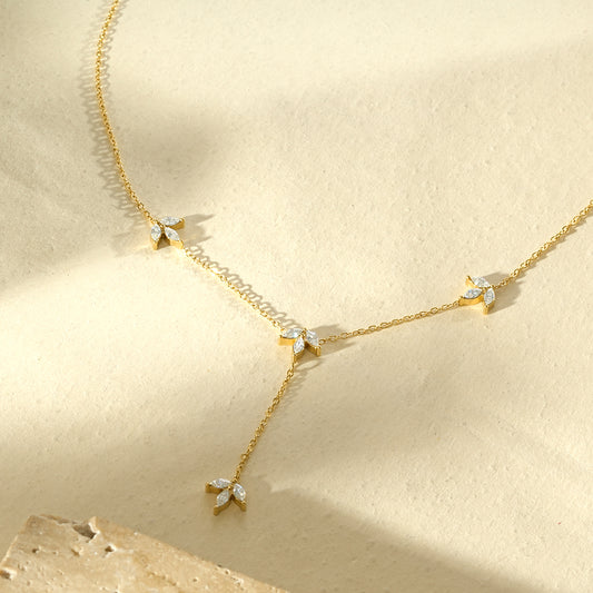 Collier chaîne trèfles sertis, chute asymétrique
