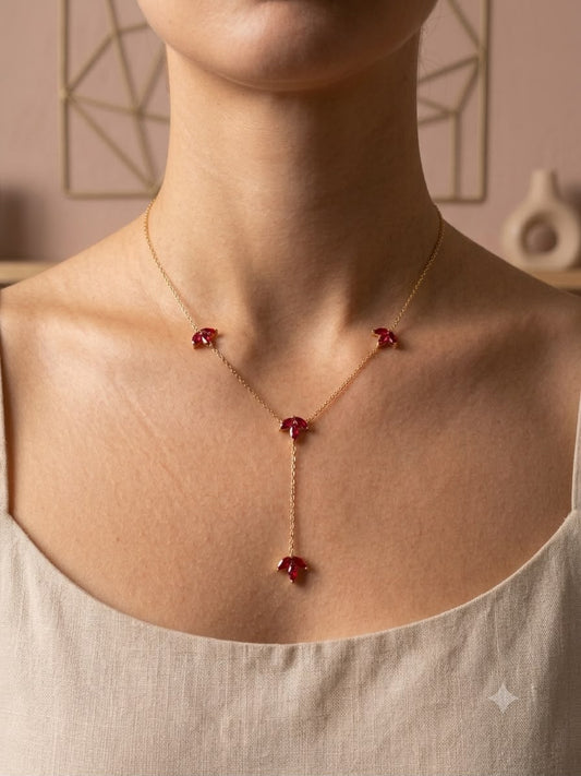 Collier chaîne trèfles sertis, chute asymétrique