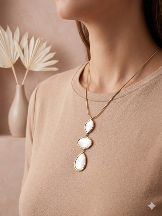 Collier doré pendentif triple pierre nacrée