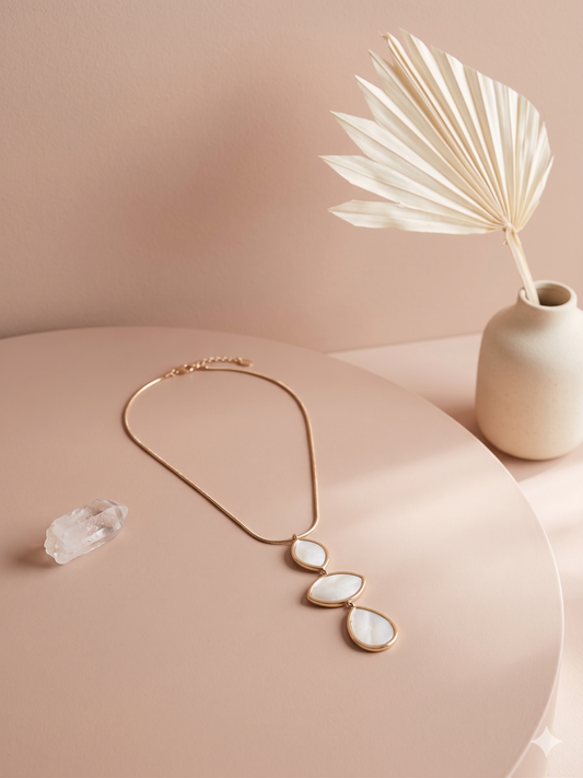 Collier doré pendentif triple pierre nacrée