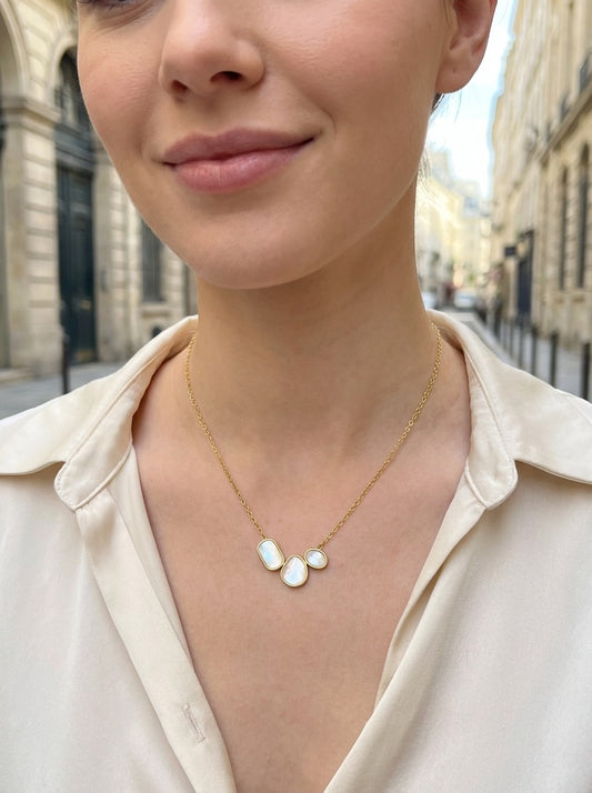 Collier doré à trois pierres nacrées