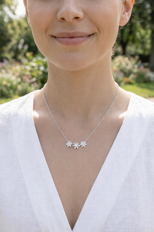 Collier orné de trois petites fleurs regroupées