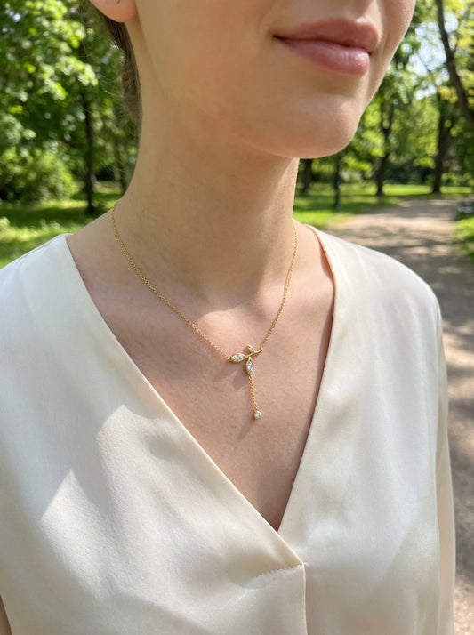 Collier orné de pousse sertie pendentif strass