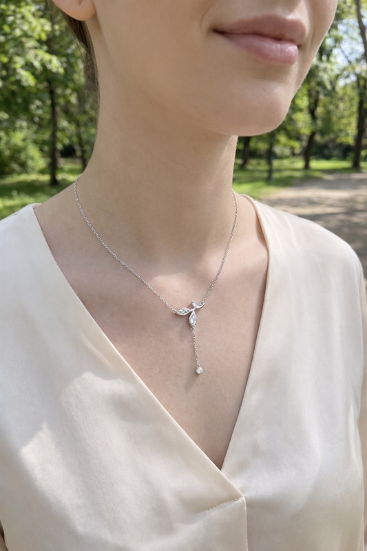 Collier orné de pousse sertie pendentif strass