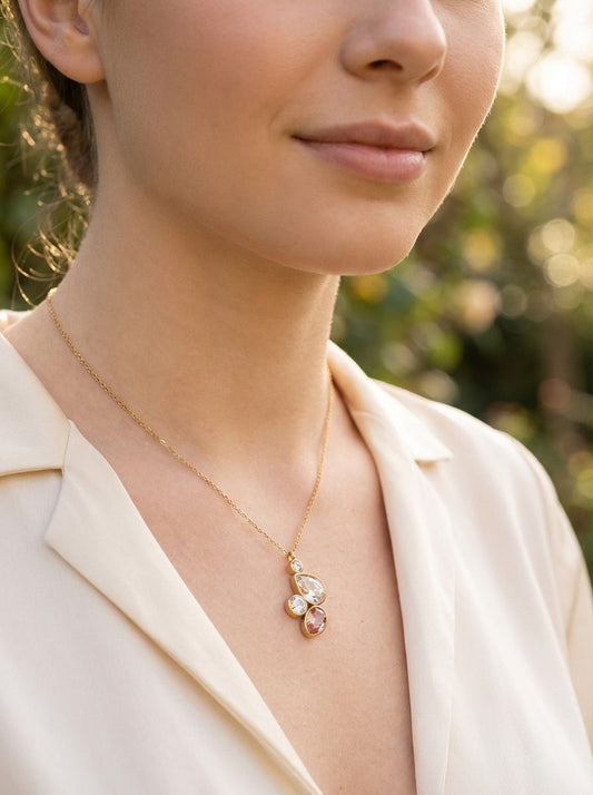 Collier à pierres effet cristal