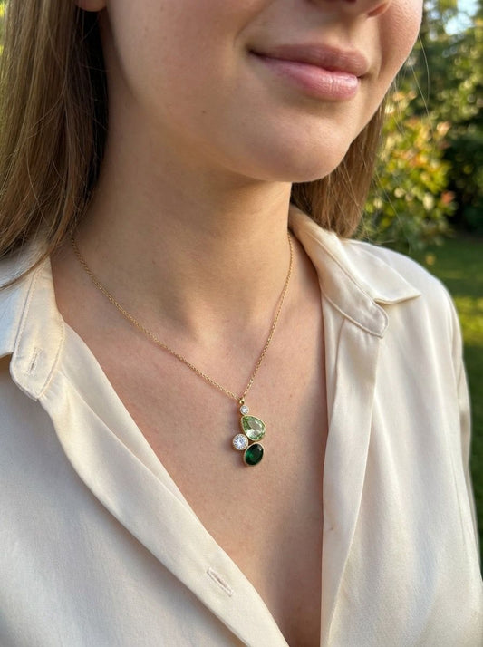 Collier à pierres effet cristal