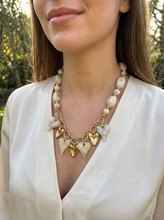 Collier pierres et pendentifs cœurs résine