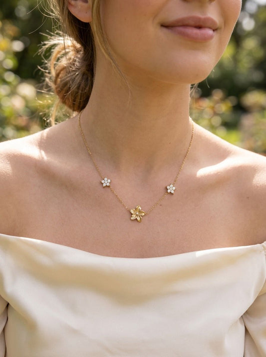Collier fin à fleurs serties et fleur centrale
