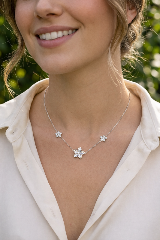 Collier fin à fleurs serties et fleur centrale