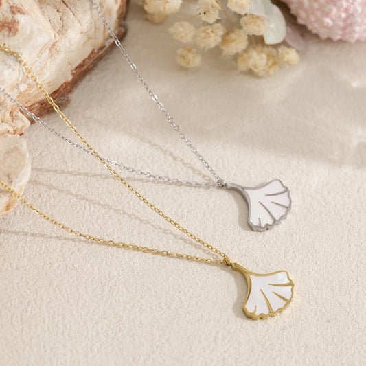 Collier pendentif feuille Ginkgo pavée et nacrée