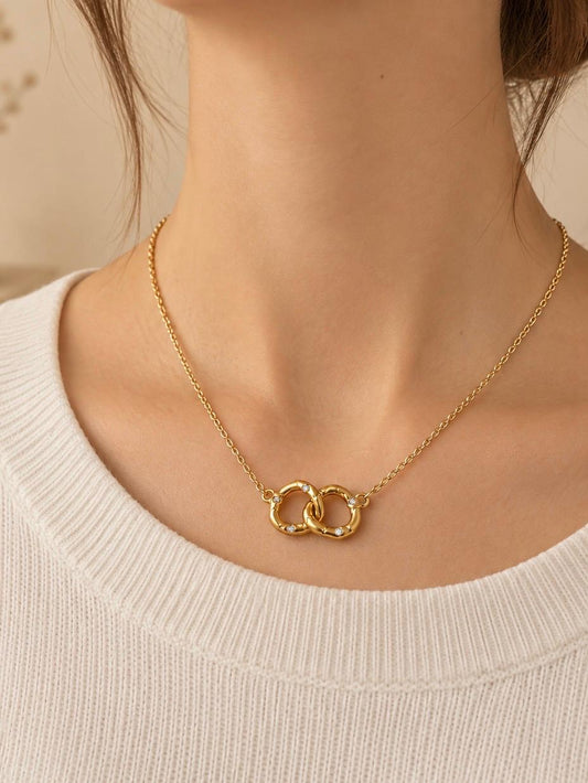 Collier chaîne fine avec anneaux entremelés