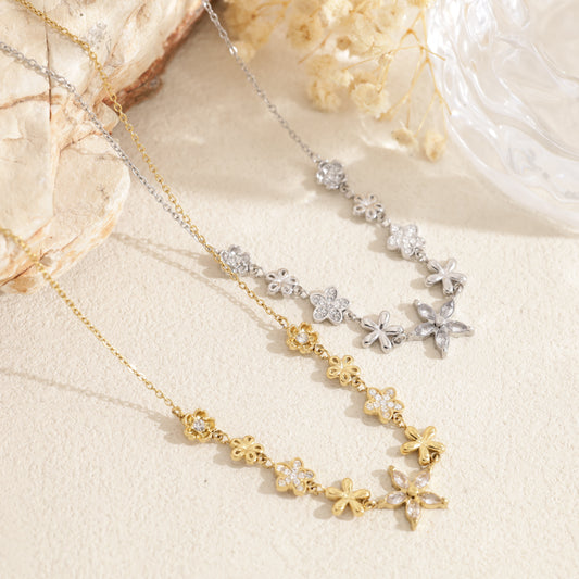 Collier fin à charms étoile strassé et fleurs