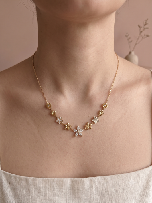 Collier fin à charms étoile strassé et fleurs