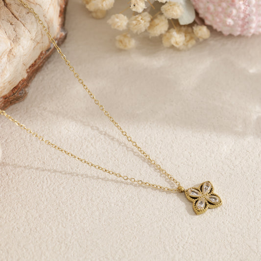 Collier fleur à quatre feuilles strassées