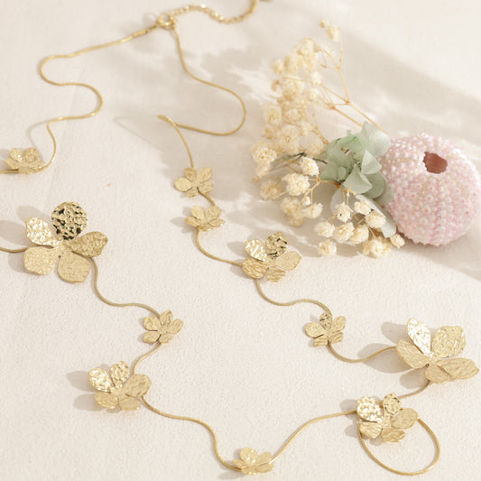 Collier sautoir doré chaîne serpent ornée de fleurs martelées