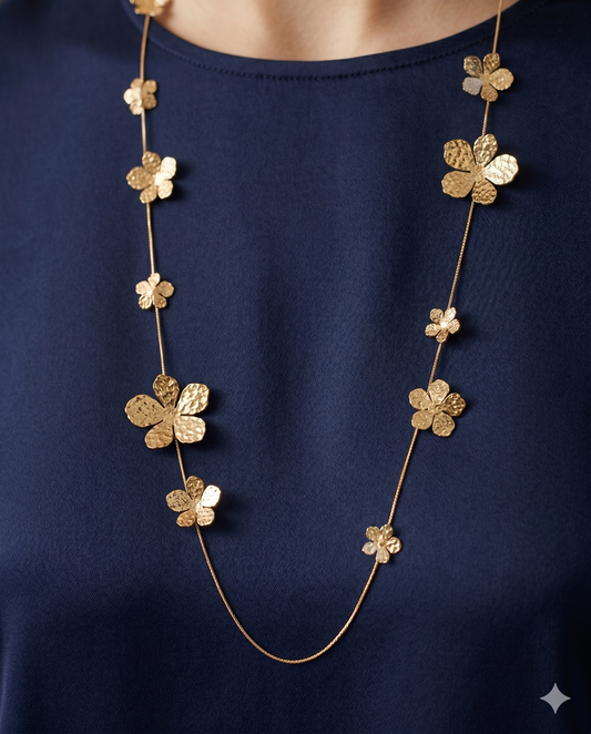 Collier sautoir doré chaîne serpent ornée de fleurs martelées