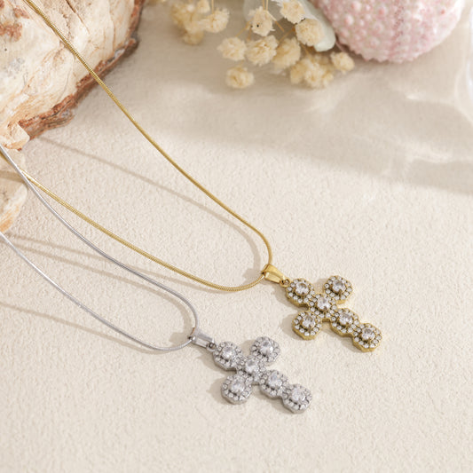 Collier pendentif croix sertie