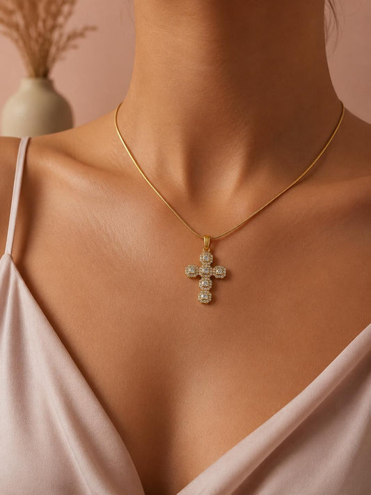 Collier pendentif croix sertie