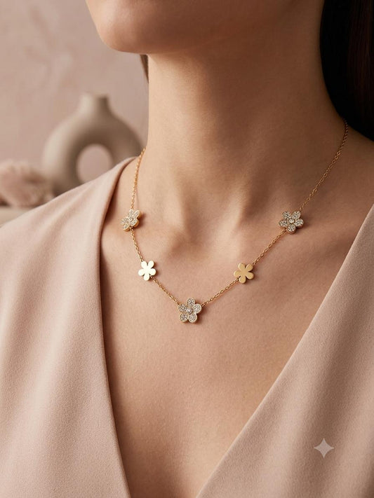 Collier chaîne, pendentifs fleurs strassées