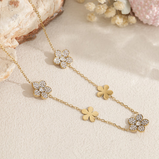 Collier chaîne, pendentifs fleurs strassées