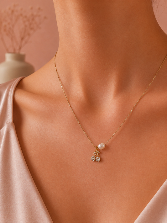 Collier perle d'eau douce et cerises pavées de strass