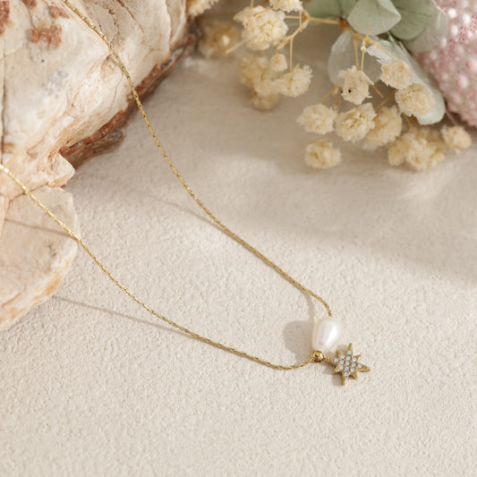 Collier perle d'eau douce et étoile pavée de strass