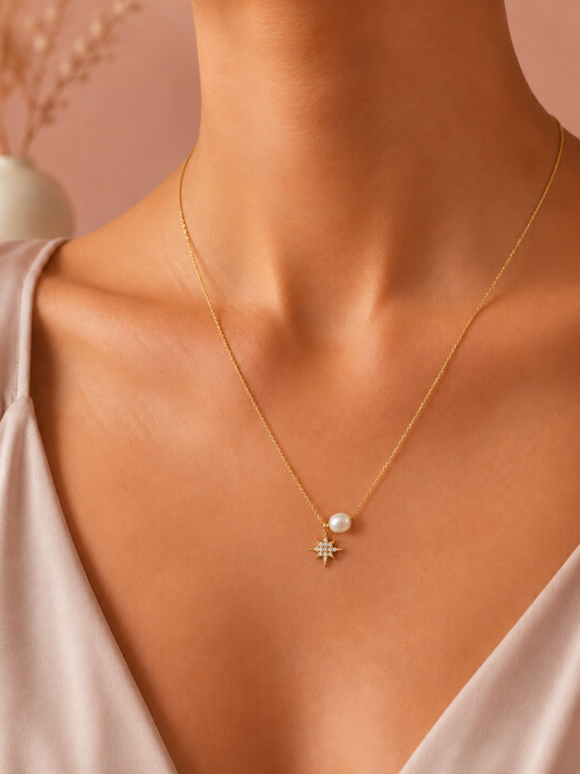 Collier perle d'eau douce et étoile pavée de strass