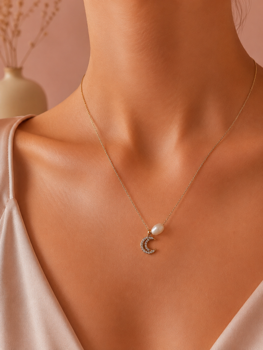Collier perle d'eau douce et lune pavée de strass