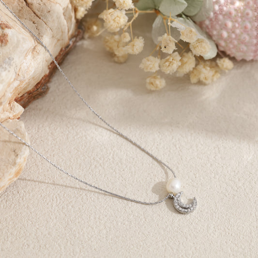 Collier perle d'eau douce et lune pavée de strass