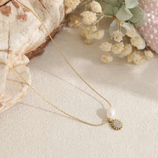 Collier perle d'eau douce et soleil pavé de strass