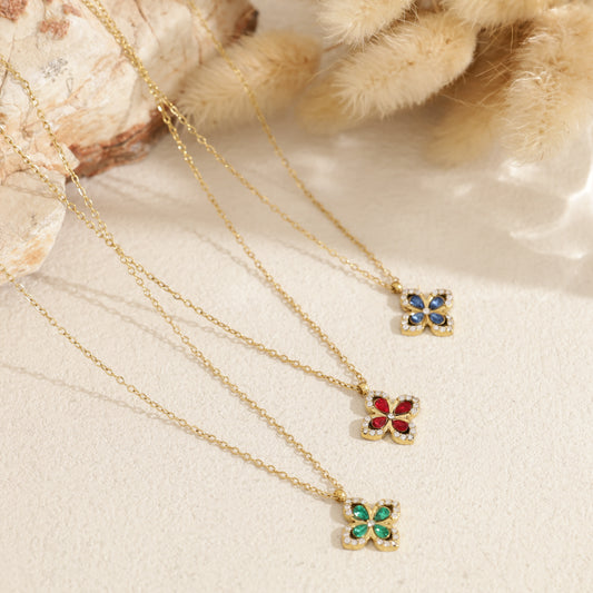 Collier pendentif trèfle serti