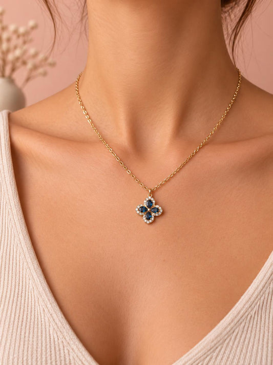 Collier pendentif trèfle serti