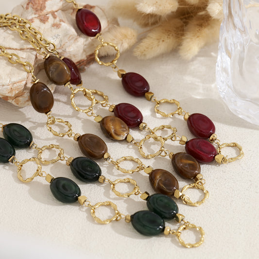 Collier anneaux martelés perles résine