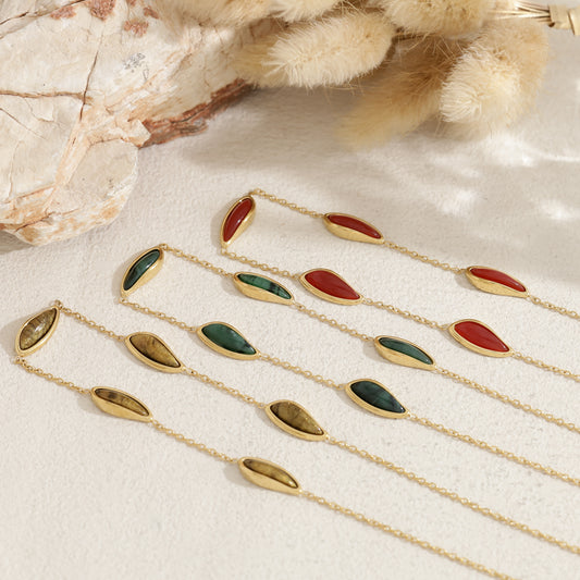 Collier chaîne fine pierres navettes résine