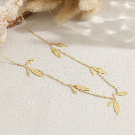 Collier chaîne ras du cou fine branches de feuilles