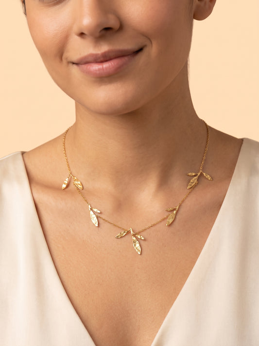 Collier chaîne ras du cou fine branches de feuilles