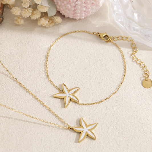 Collier doré pendentif étoile de mer pavée et nacrée