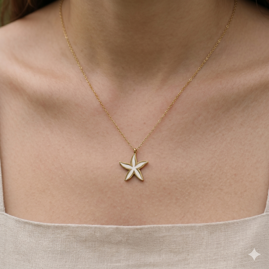 Collier doré pendentif étoile de mer pavée et nacrée