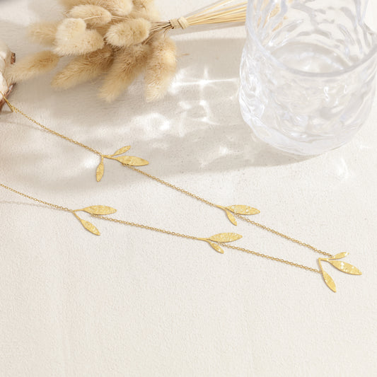 Collier long chaîne feuilles martelées