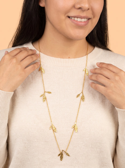Collier long chaîne feuilles martelées