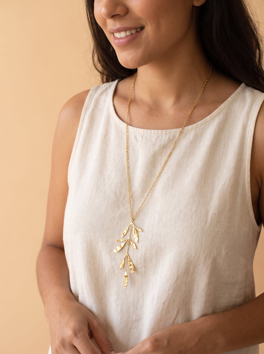 Collier long sautoir pendentif branche de feuilles