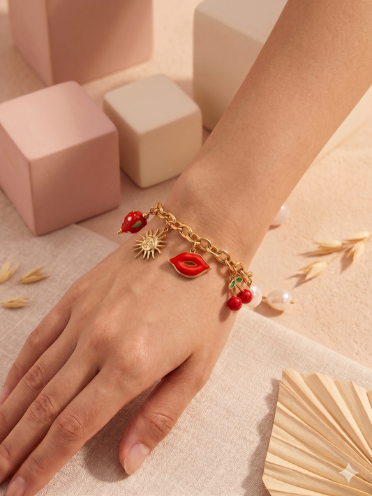 Bracelet doré à charms lèvres, soleil, perle et fruits