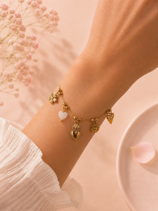 Bracelet doré chaîne fine pendentifs cœurs lisse et blanche
