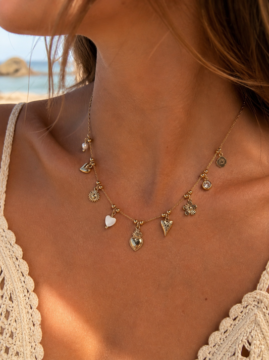 Collier doré chaîne fine pendentifs cœurs lisse et blanche