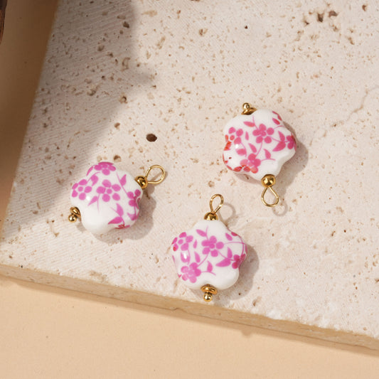 Lot de 3 pendentifs fleurs en porcelaine rose