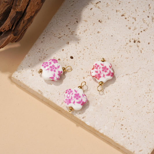Lot de 3 pendentifs fleurs en porcelaine rose