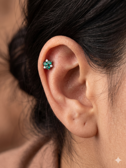 Piercing fleur verte et strass blancs en titane