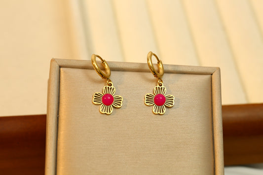 Boucles d'oreilles mini créoles avec trèfles et pierres fuchsia