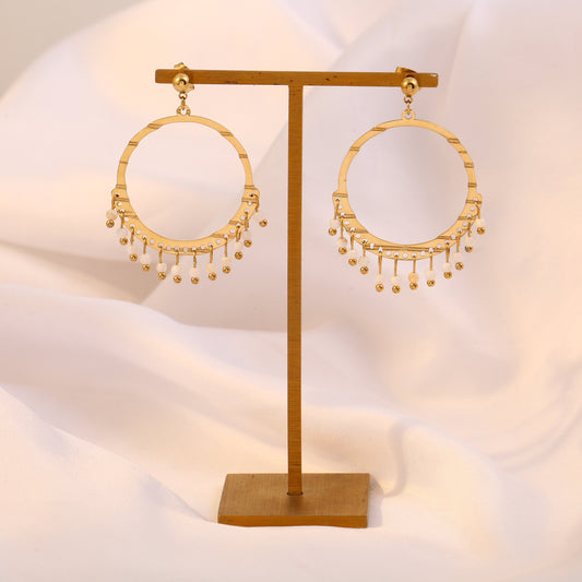 Boucles d'oreilles dorées cercle avec pendentifs blancs