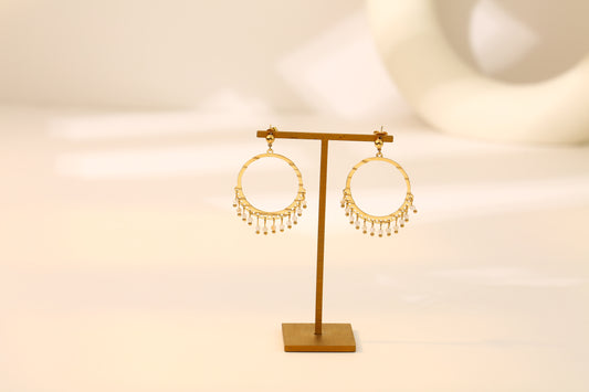 Boucles d'oreilles dorées cercle avec pendentifs blancs